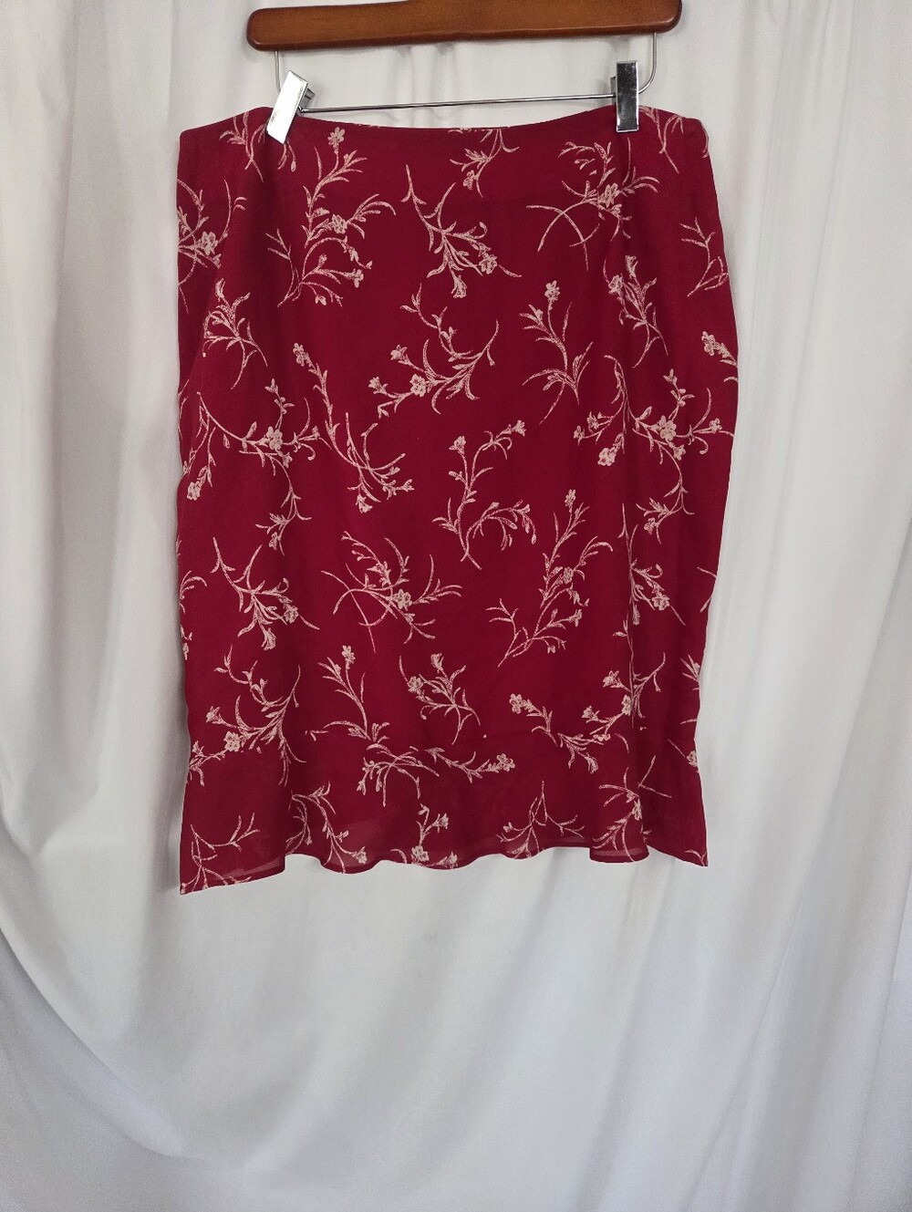 Jones Wear Red Floral A-Line Midi Skirt with Cream Print Size 16